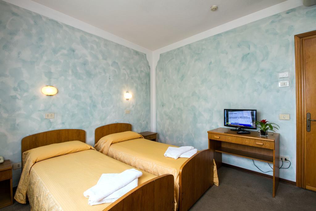 Albergo Ristorante Da Felice Loria Bagian luar foto