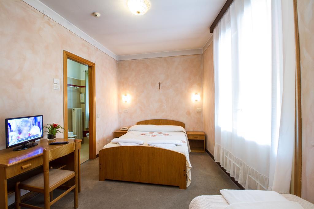 Albergo Ristorante Da Felice Loria Bagian luar foto