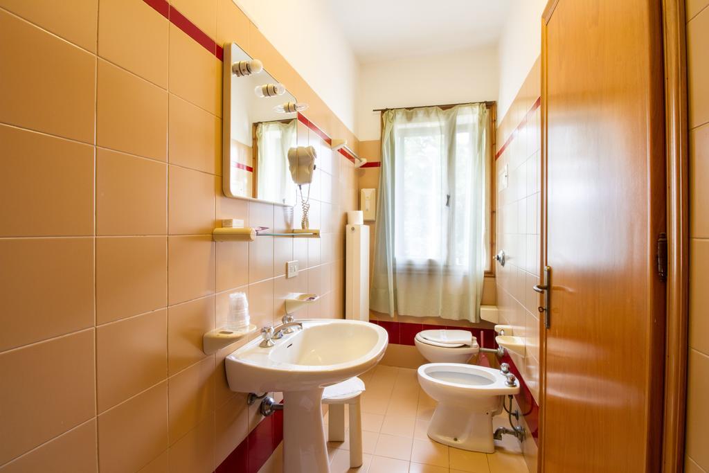 Albergo Ristorante Da Felice Loria Bagian luar foto